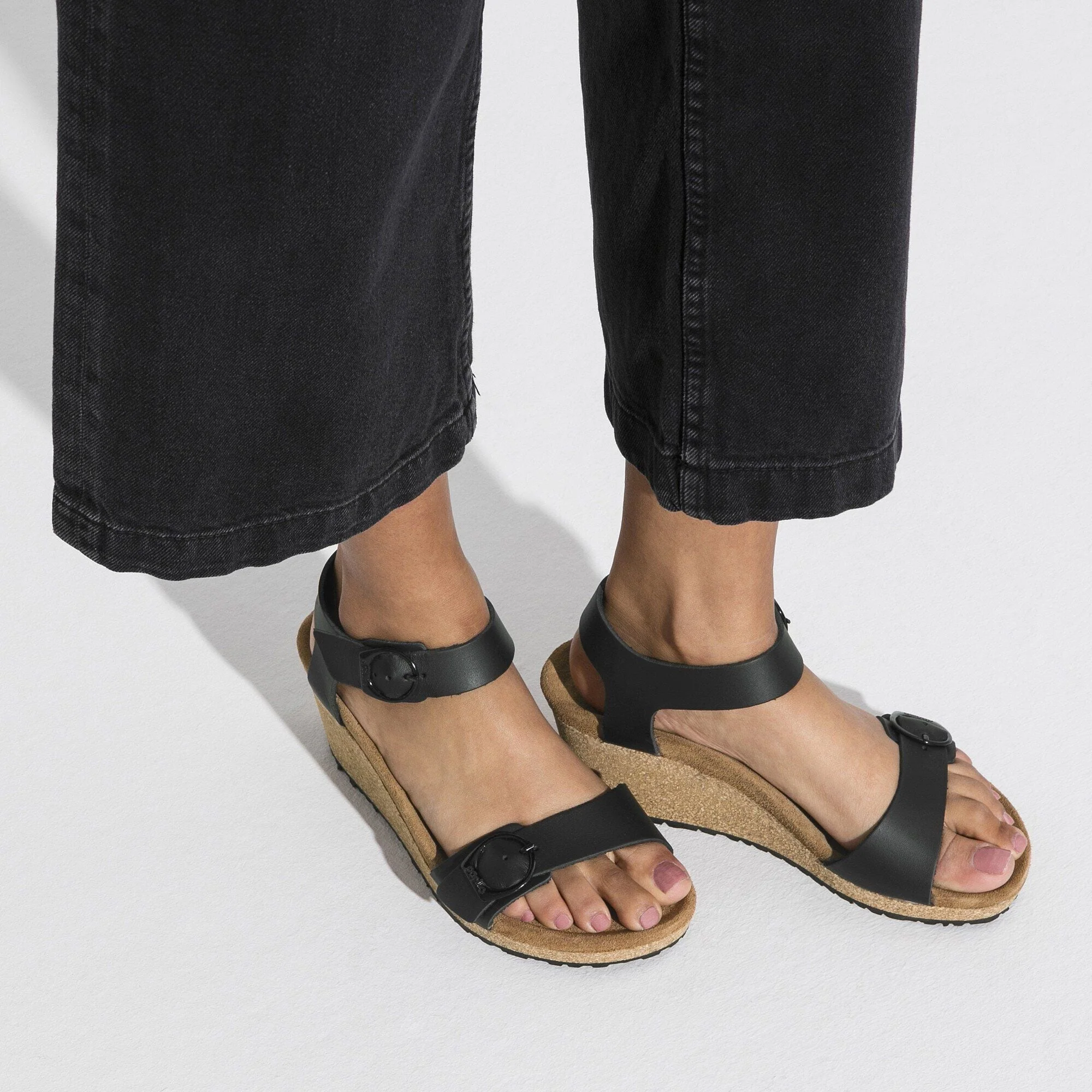 Soley Round Buckle | Leather | Black - Image 2
