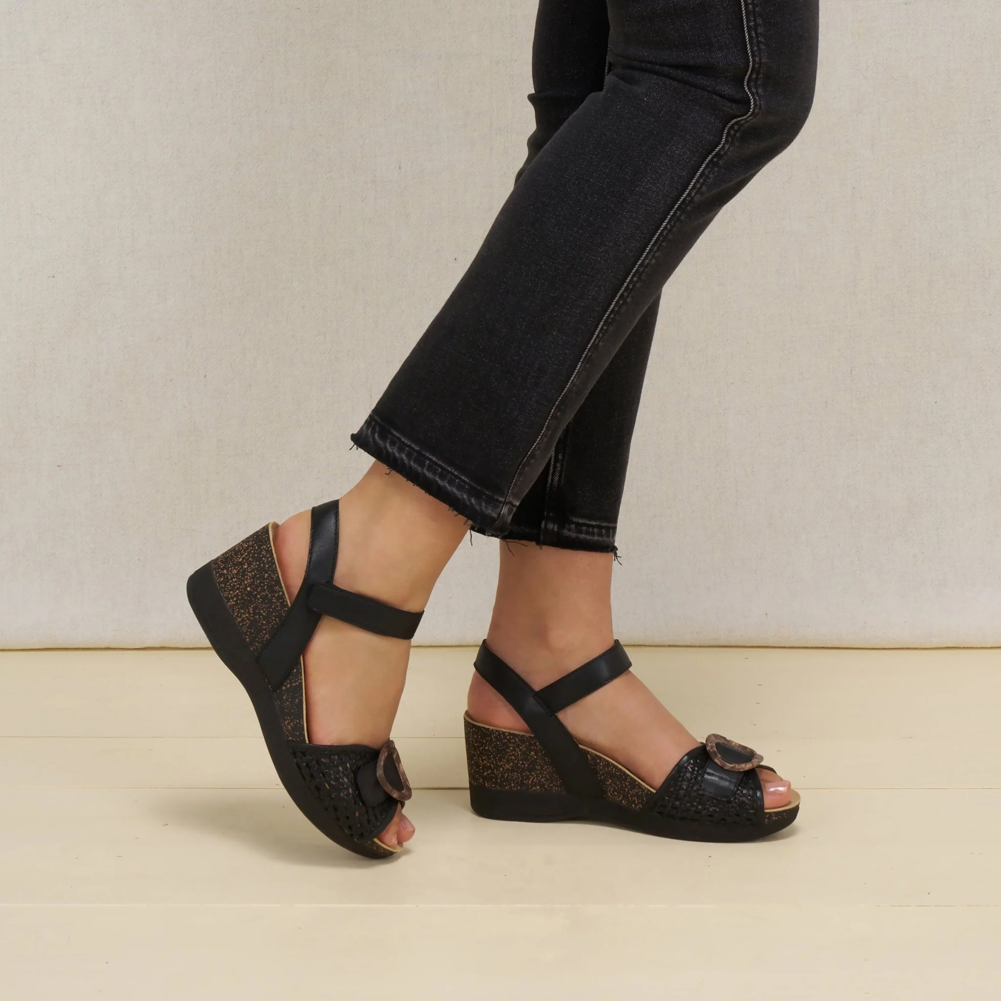 Stella | Woven | Black - Image 2